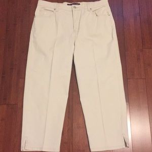 Gloria Vanderbilt khaki Jean capris size 12